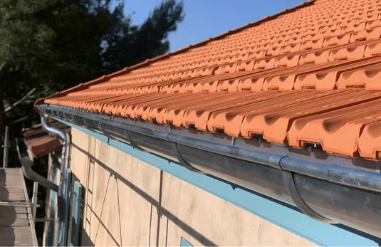 Pose de gouttière zinc à Marseille 13008 Pose de gouttière zinc à Marseille 13008