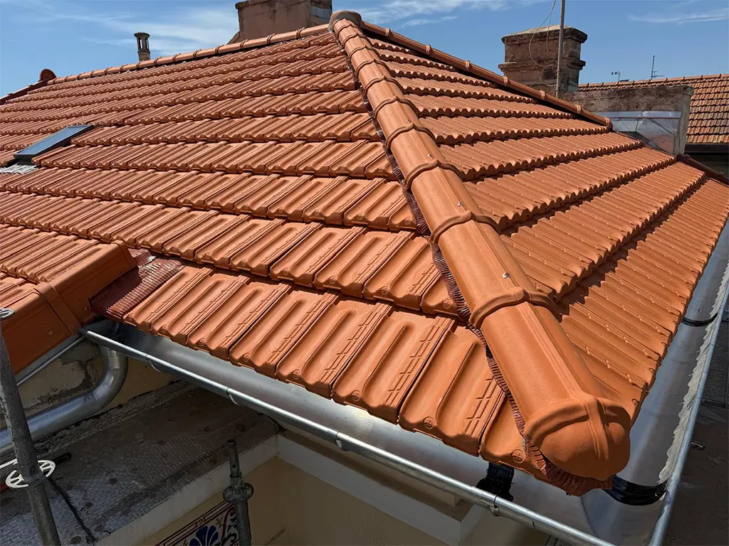 Rénovation de toiture en tuiles mécaniques avec faîtage et gouttière en zinc à Marseille